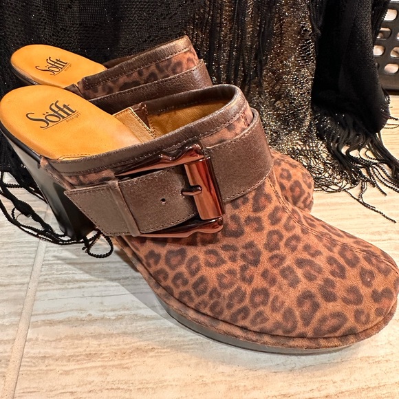 Never worn women’s Sofft choc leopard clog - Picture 2 of 15